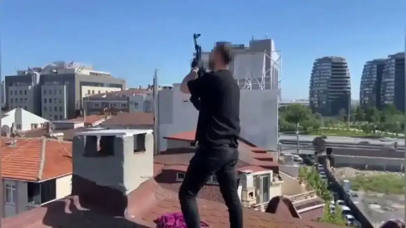 İstanbul'da Dramatik Operasyon: Çatıdaki Şüphelilerden Bacadan AK-47 Çıktı