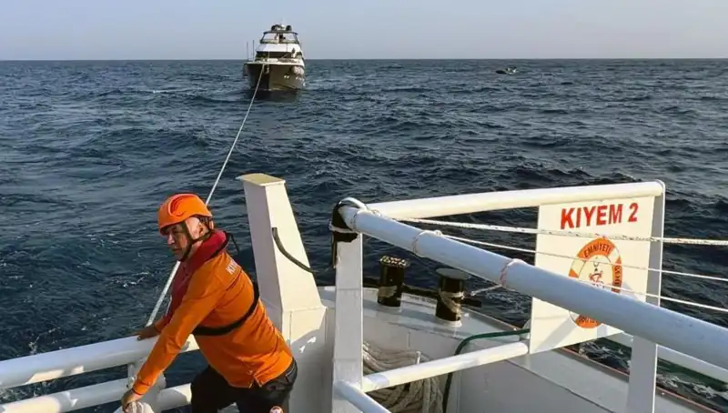 Marmaris Açıklarında Sürüklenen Teknenin Kurtarılması Sevinç Yarattı