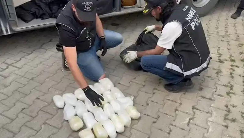 Yolcunun Valizinde Şok Eden 13 Kilo Metamfetamin Bulundu!