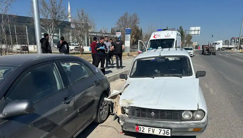 Park Halindeki Araca Çarpan Otomobilin Sıradışı Kazası: 1 Yaralı