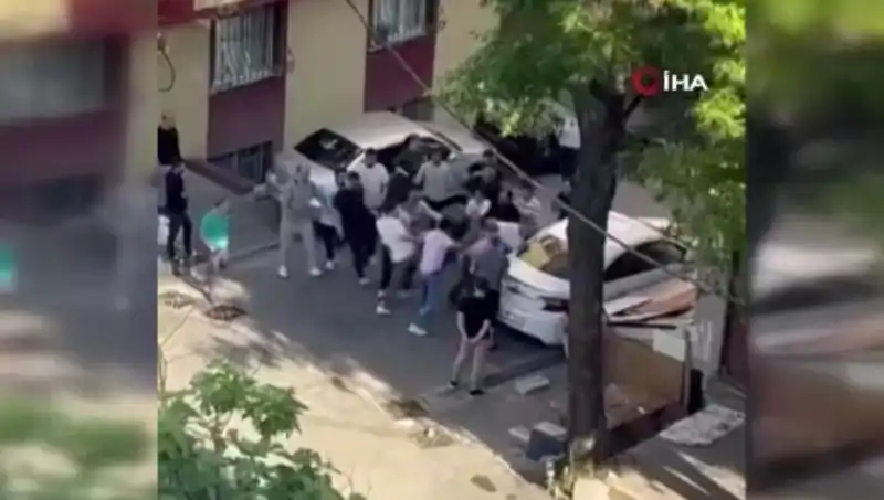 Kapıları Zorlayan Madde Bağımlısına Meydan Dayak: Güvenlik Kameraları Şok Etti