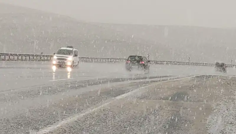 Nisan Ayında Kar Sürprizi: Bahar Gelmeden Kış Geri Döndü!