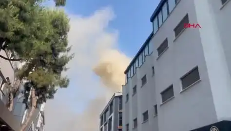 İstanbul'da Yangın Korkusu: 4 Katlı İş Merkezine Müdahale Devam Ediyor