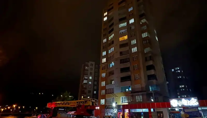 Yıldırım Düşen Apartmanın Çatısı, Vatandaşları Şaşkına Çevirdi!