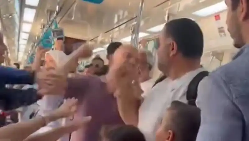 İstanbul Marmaray'da Yumruklu Kavga! Yolcular Şokta