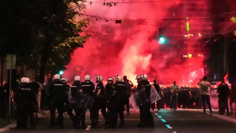 Sırbistan'da On Binler Erken Seçim Talebiyle Sokağa Çıktı: Gözü Altına Alınan Protestocular