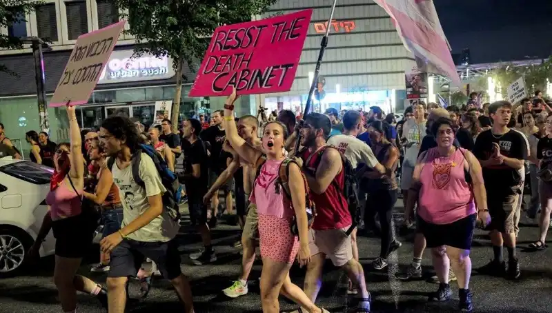 Tel Aviv'de On Binler, Netanyahu'ya Karşı Sokaklarda: Protestolar Tırmanıyor