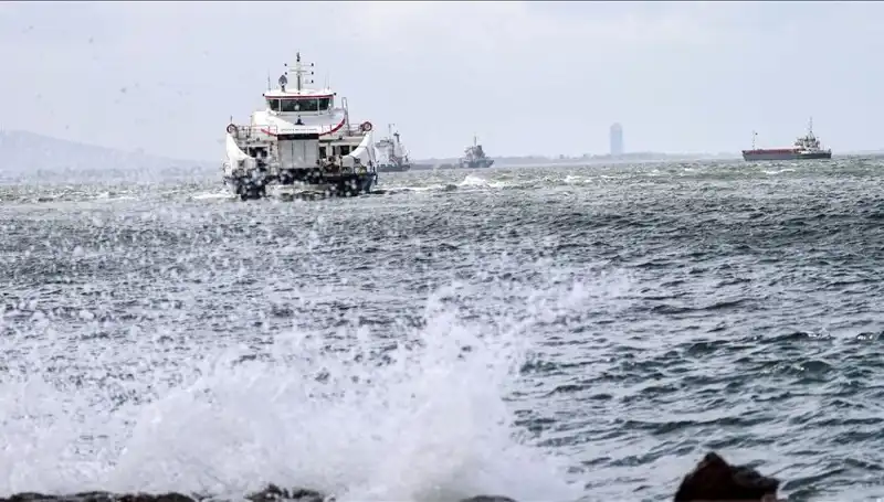 İzmir'de Fırtına Vapur Seferlerini İptal Etti: Yolcular Ne Yapacak?