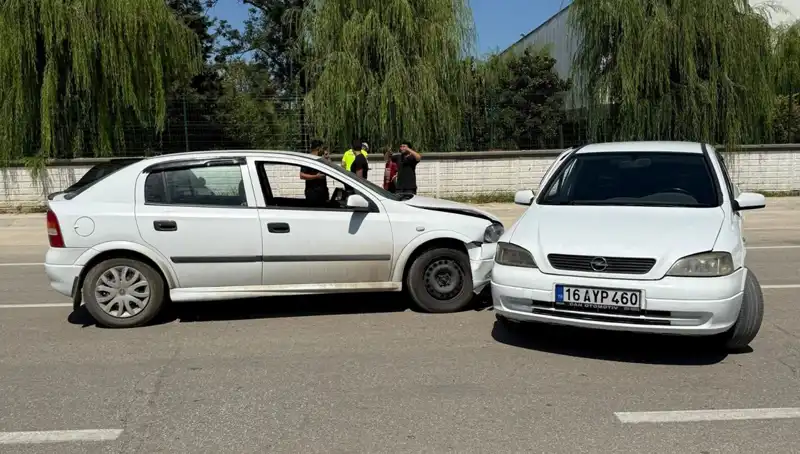 İki Otomobil Çarpıştı: Kazada İki Kişi Yaralandı, Olay Yeri Karşısında Sürükleyen Anlar