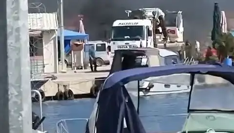 Tuzla'daki Balıkçı Barınağında Lastik Yangını: Korkutan Anlar ve İlk Müdahaleler