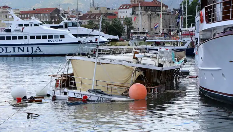 Hırvatistan’da Yağış ve Fırtına Feribotun Çarptığı Gemiyi Battırdı