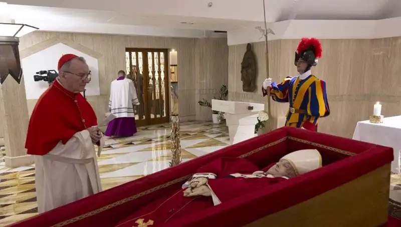 Papa'nın Tabutundaki Anlam Dolu Fotoğraflar: Kimleri Hatırlatıyor?