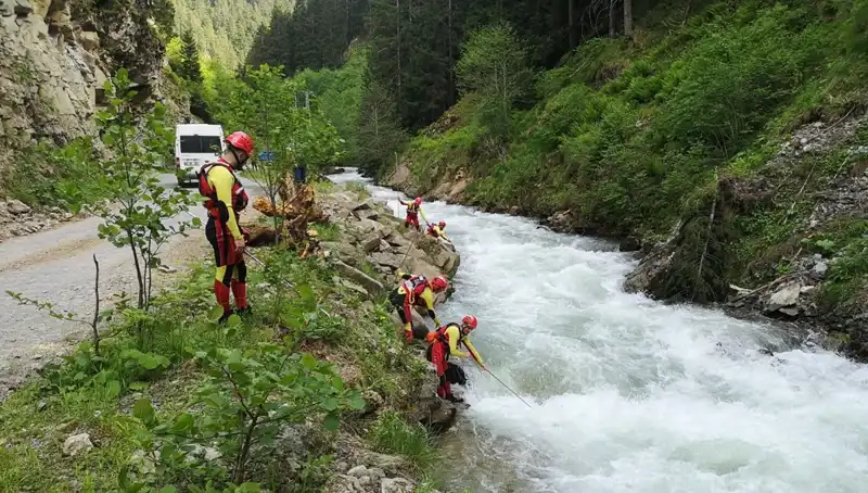Trabzon'da Dereye Düşen Çocuk İçin Arama Çalışmaları Sürüyor
