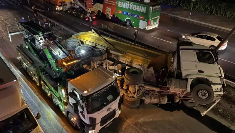 Moloz Yüklü Hafriyat Kamyonu Devrildi: Şok Edici Kaza Ayrıntıları