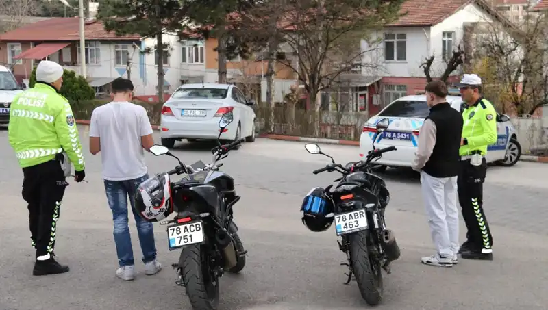 Trafikte Dikkat Çeken Akrobatik Hareketler Yapan Sürücülere 11 Bin Lira Ceza