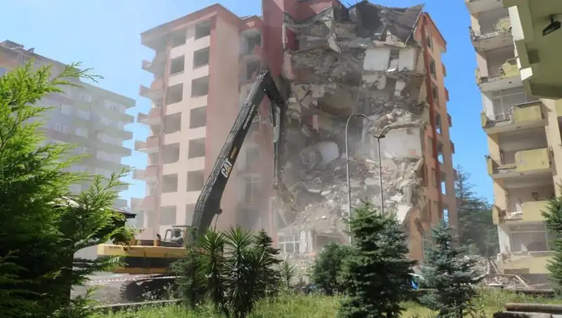 Deprem Değil, Dev Dalgalar: İki Bina Neyin Kurbanı Oldu?