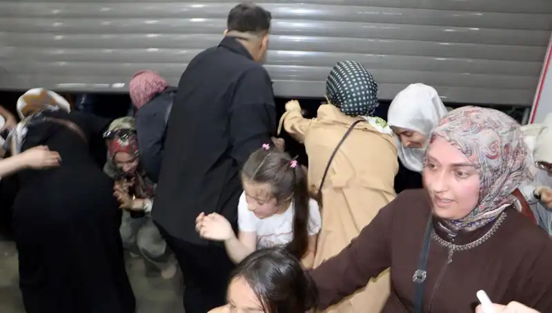 Alışveriş Merkezinde Yüzde 50 İndirim Fırtınası: Ziyaretçiler İzdihama Dönüştü