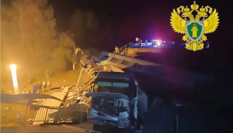 Rusya'da Korkunç Olay: Köprü Tren Hattının Üzerine Çöktü, Can Kaybı ve Yaralılar Var