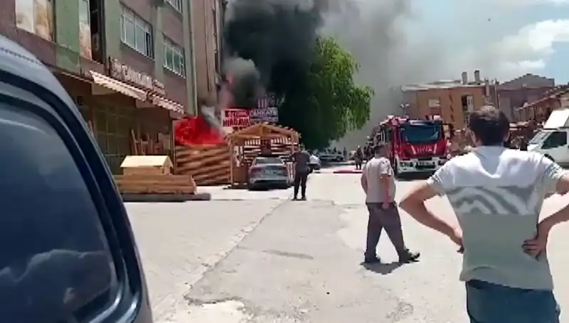 Ankara'da Yaz Günü Korkutan Yangın: İş Yerleri Ateşle Sarmalandı