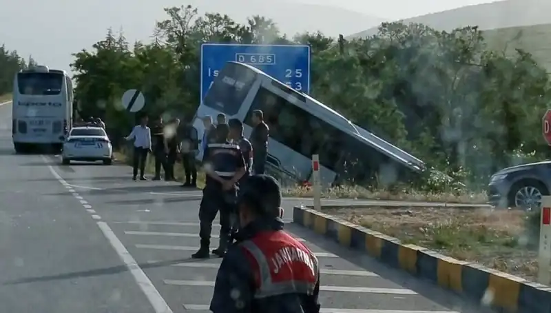 Isparta’da Tur Otobüsü ile Yolcu Otobüsü Çarpıştı: Yaralılar Hastaneye Kaldırıldı