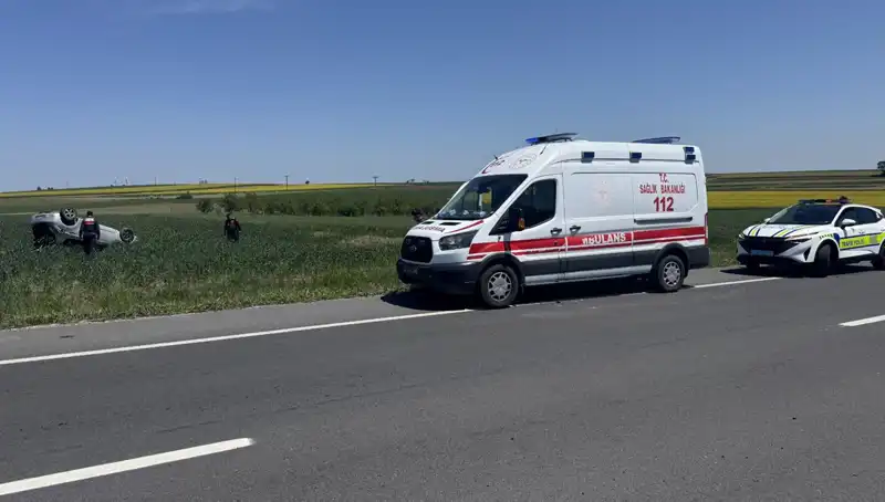 Edirne'de Devrilen Otomobilde Sürücü ve Eşi Yaralandı: Kaza Ayrıntıları