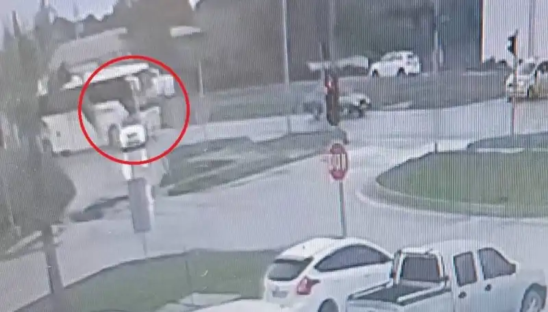 Kırmızı Işıklarda Durmanın Faturası: Yolcu Otobüsü Kaza Yaptı