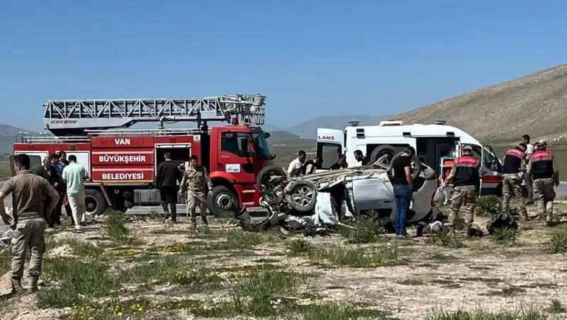 Van'da Faciaya Yol Açan Trafik Kazası: 4 Kişi Hayatını Kaybetti