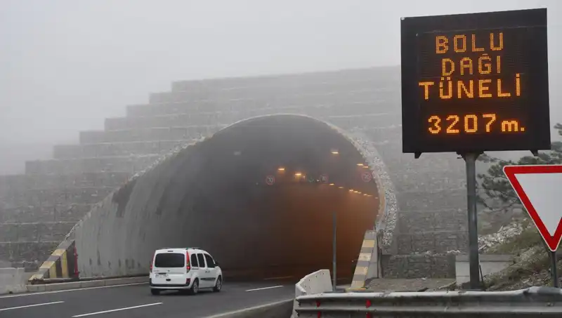 Bolu Dağı’nda Sis Etkisi: Trafikte Görüş Mesafesi Tehlikeye Girdi!