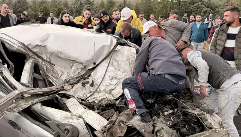 TIR ile Çarpışan Araç Adeta Kağıt Gibi Ezildi: Olayın Ayrıntıları
