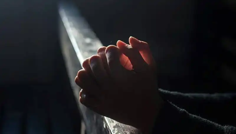 15 Yaşındaki Genç Kız Hastane Tuvaletinde Doğum Yaptı: Aile ve Sağlık Sistemi Tepkili