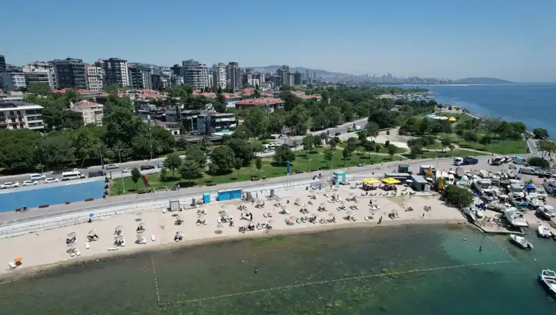 İstanbul’da Sıcak Hava, Caddebostan Sahilini İnsanlarla Doldurdu!