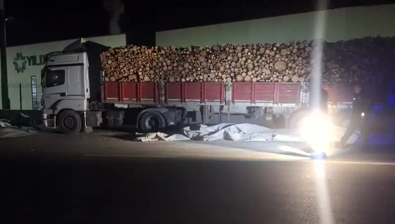 TIR Sürücüsünü Vuran Otomobil Kazası: Gözler Olay Yerinde!