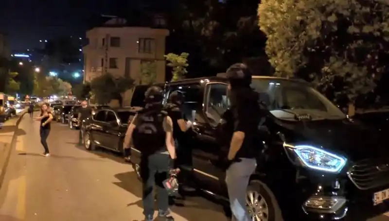 Şehit Polislerin Kanı Üzerinden Para Kazananların Yüzlerine Ayna Olan Kılıf Skandalı