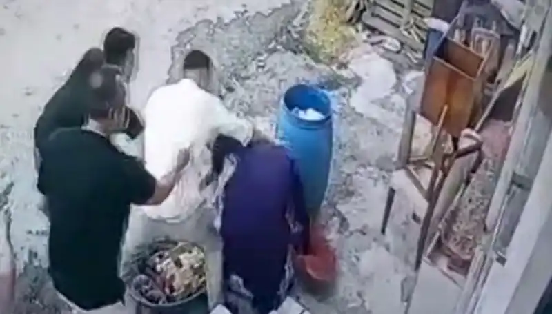 Başakşehir'de Babanın ve Oğlun Şiddeti: Bidon Tartışması Sonucu Kadın Darbedildi