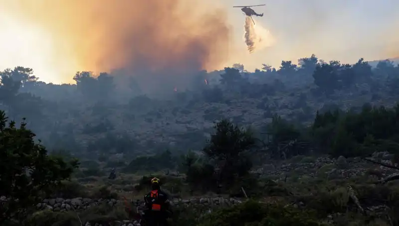 Eğriboz Adası'ndaki Yangın Felaketi: İki Köy Acil Olarak Tahliye Edildi