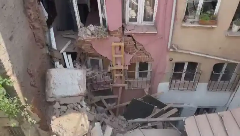 İstanbul'da Üç Katlı Binanın Balkonu Çöktü: Can ve Mal Kaybı