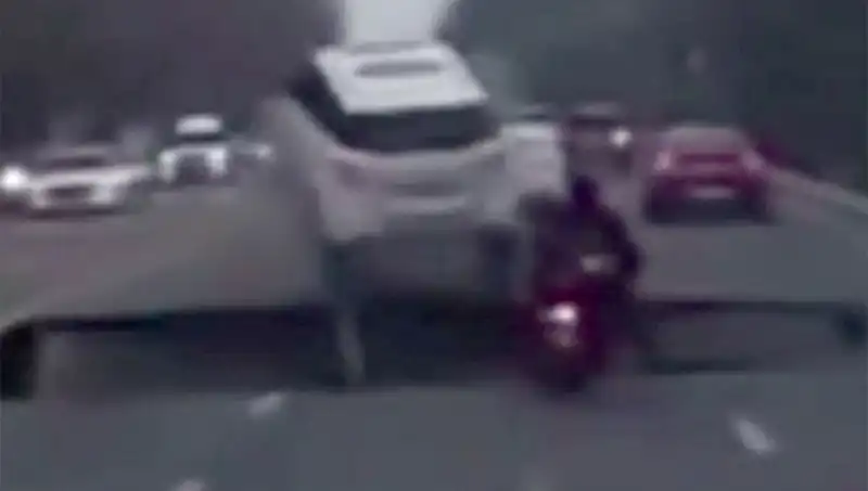 Güney Kore Otoyolunda Dev Çukur: Motosiklet Yutuldu, Panik Yaşandı!