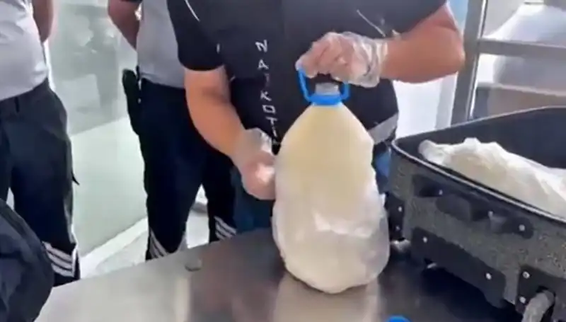 Havalimanında Şok Ele Geçirme: 12 Kilo 800 Gram Uyuşturucu Süt Şişesinde