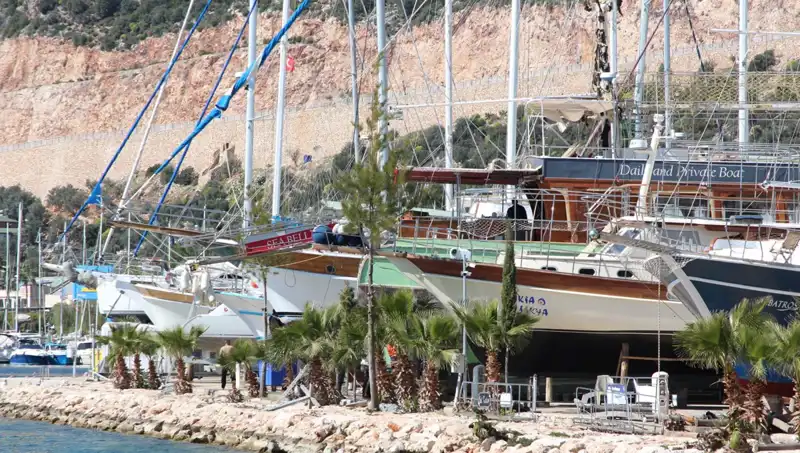 Kaş’ta Gezi Tekneleri Açılışa Hazırlanıyor: Doğa ile Denizin Büyüsü