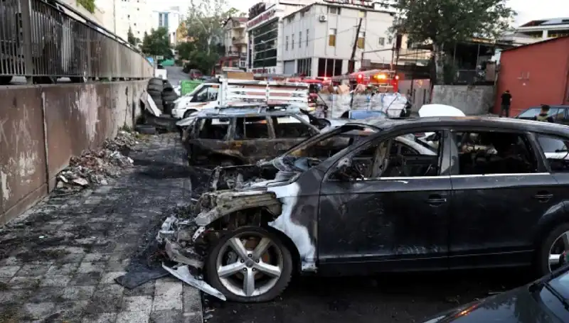 Sanayide Tamir Bekleyen Araçlar Alev Alev Yandı: 5 Araç Kullanılamaz Hale Geldi