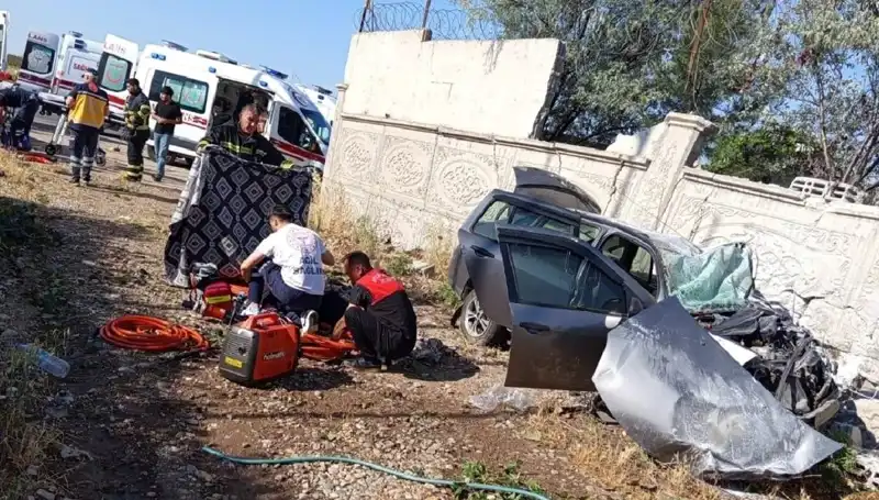 Lastiği Patlayan Araç Duvara Çarptı: Korkunç Kaza 1 Can Aldı, 6 Yaralı