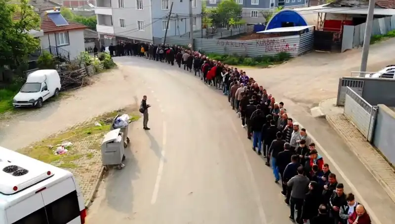 Bursa'nın Gelenekselleşen Bayramlaşma Geleneği: 1 Kilometrelik Kuyruk