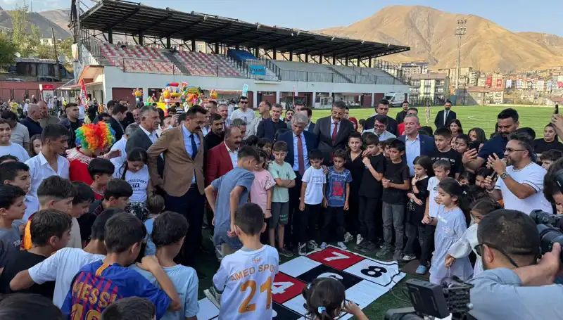 Hakkari'de Renkli Anlarla Anadolu Şenliği Başladı