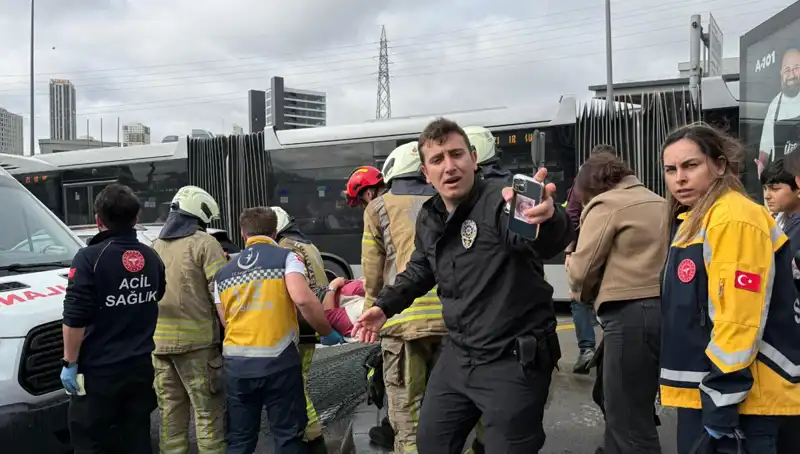 İstanbul Metrobüsünde Korkunç Kaza: Seferler Durduruldu!