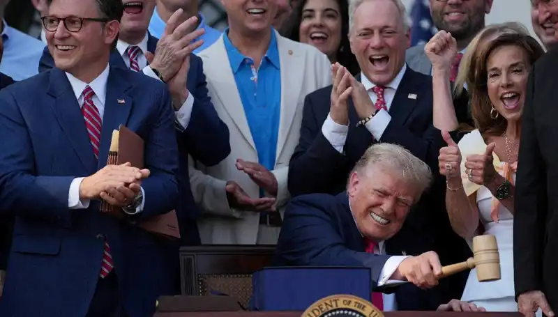 Trump'tan Ekonomiye Yön Verecek Büyük ve Güzel Yasa Tasarısı İmzalandı