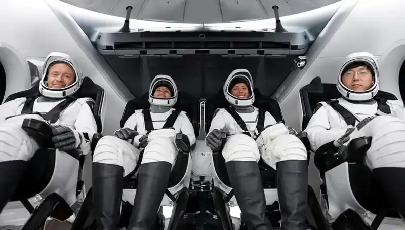SpaceX Tarihi Görevini Tamamladı: Uzay Yolcuları Güvenle Dünyaya Döndü