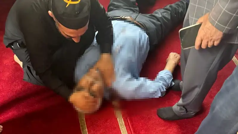 Camide Namaz Kılarken Saldırı: Şok Edici Olayın Ardındaki Gerçekler