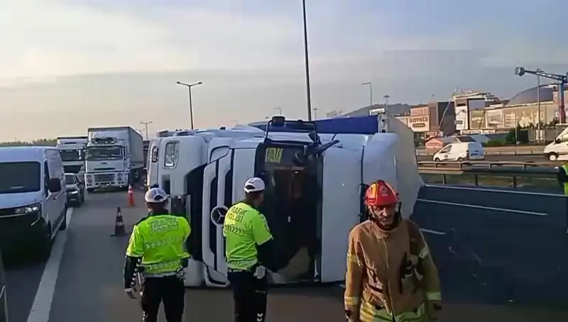Pendik TEM Otoyolu’nda Dev TIR Kazası: İstanbulluları Zor Durumda Bıraktı