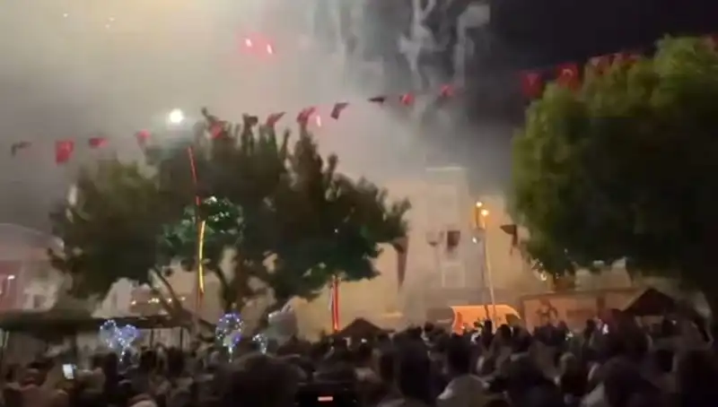 Havai Fişek Gösterisi Halkı Hastanelik Etti: Olayın Ayrıntıları