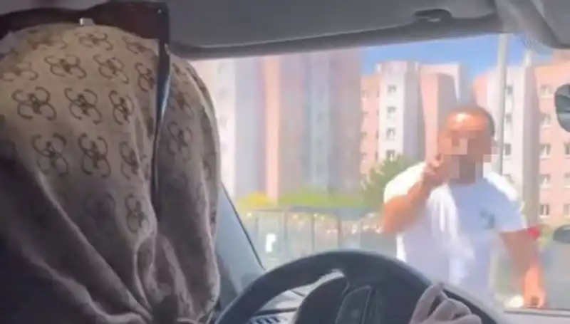 Trafikte Dehşet Anları: Kamyonet Sürücüsünden Yürek Yakan Saldırı